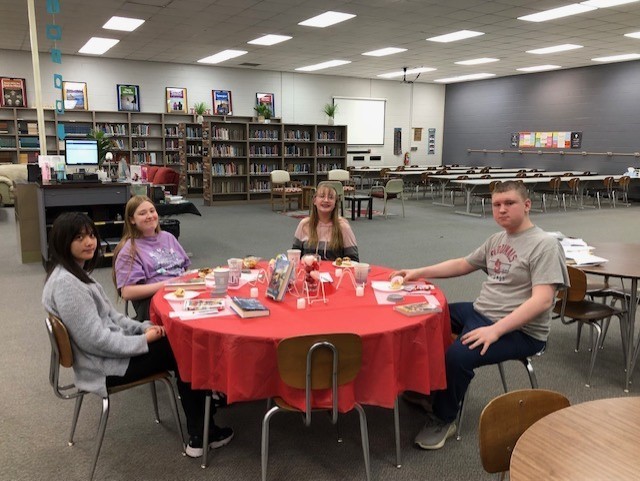 8th grade students enjoying lunch and books!